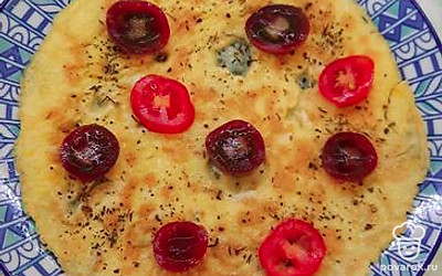 Нарезать помидоры.