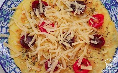 Натереть на терке сыр.