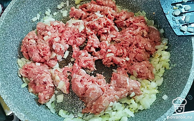 Добавить фарш, посолить и поперчить по вкусу. Обжарить, постоянно помешивая, до готовности, минут 15-20.