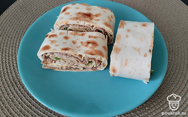 Сытный рулет из лаваша с консервированной сайрой — Рецепт с фото