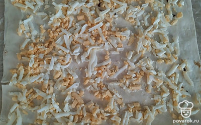 Яйца сварить, почистить. Лист лаваша смазать майонезом, на крупной терке натереть яйца.