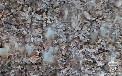 Накрыть другим листом лаваша. Смазать его майонезом. Сверху выложить сайру, размятую вилкой. 