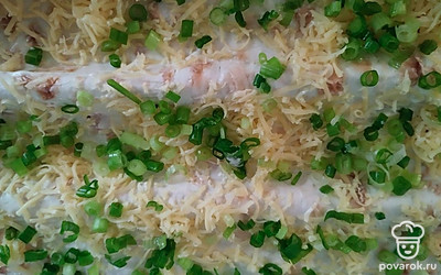 Снова выложить лаваш. Смазать майонезом, посыпать нарезанным луком и тертым сыром.