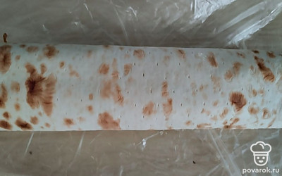 Свернуть в рулет, убрать в холодильник минимум на час.