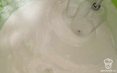 Сливки взбиваем миксером с сахаром.