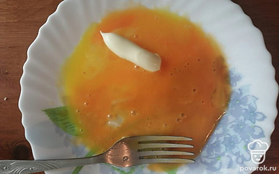 Куриные желтки хорошо взбить вилкой и добавить майонез. 