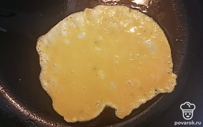 Жарить желтки на хорошо разогретой сковороде, по 2 минуты с каждой стороны. 