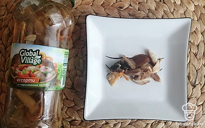 Маринованные грибы мелко нарезать. 