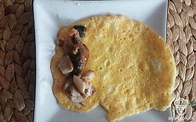 Выложить грибы на блинчик. 