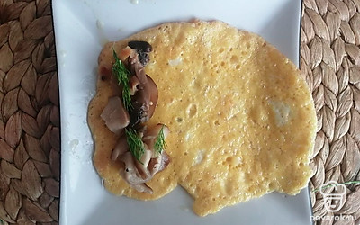 Добавить веточки укропа. 