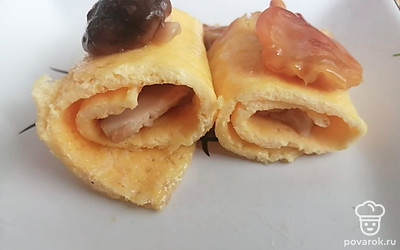 Подавать рулетики, украсив сверху грибами. Приятного аппетита! 