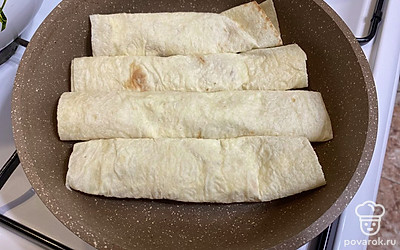 Сворачиваем рулетики и обжариваем на небольшом количестве растительного масла с двух сторон, до румяной корочки.