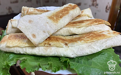 Подаем закуску на стол горячей, пока лаваш остается хрустящим.