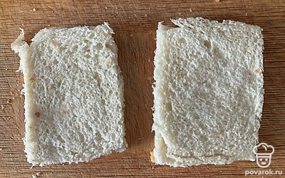 С тостового хлеба срезаем корки и скалкой раскатываем кусочки.