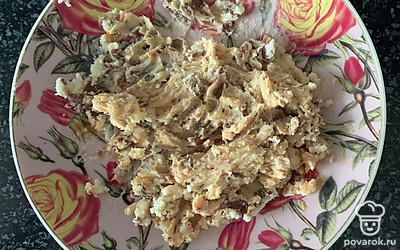 Творожный сырок разминаем вилкой.