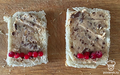 Намазываем хлеб творожком и укладываем смородину.