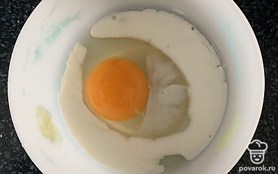 Яйцо и молоко смешиваем.