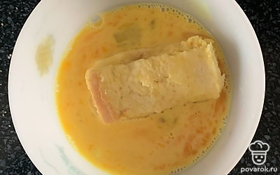 Рулетики обмакиваем в смеси.