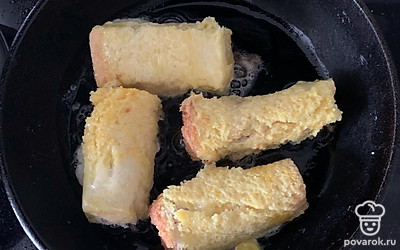 Выкладываем на разогретую сковородку и обжариваем до золотистого цвета.