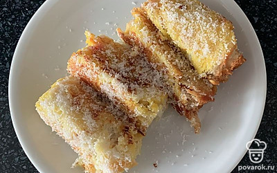 Перед подачей обваливаем рулетики в сахаре и кокосовой стружке. Приятного аппетита!