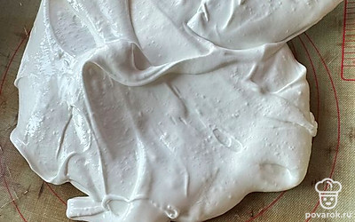 Выкладываем на противень, разравниваем, чтобы получился корж. Запекаем 30 минут в духовке при 150 градусах.