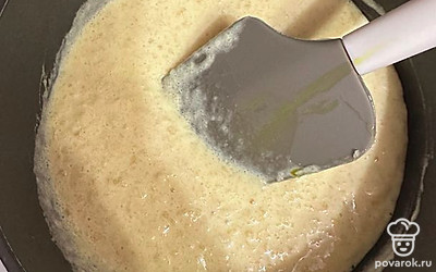 Лимон целиком перетираем в блендере с 200 граммами сахара. Увариваем на медленном огне, до загустения. Остужаем.