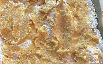 Корж смазываем лимонной начинкой и сверху выкладываем измельченную клубнику.