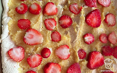 Клубника должна быть нарезана кружочками .