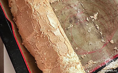 Корж очень аккуратно сворачиваем в рулет. Готово!