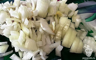 Лук репчатый очистите от кожуры, нарежьте кубиками и на растительном масле обжарьте до золотистого цвета.