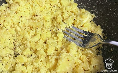 Очистите картофель, отварите до готовности и вилкой разомните. Добавьте перец молотый.
