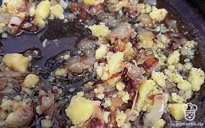 Часть картофеля выложите в зажарку, 3 столовые ложки.