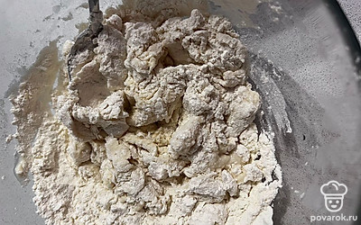 Смешайте воду, соль и муку, вымесите тесто. Дайте отдохнуть ему 10 минут и тонко раскатайте круг. Внутрь добавьте начинку из лука и картофеля. Отварите в кипящей подсоленной воде.