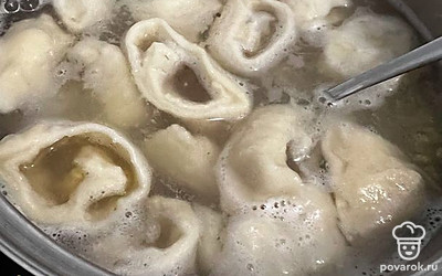 Смешайте рулетики и остатки начинки. Можно подавать на стол.