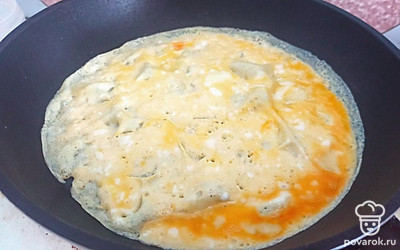 Яйцо взбейте и пожарьте на сковороде.