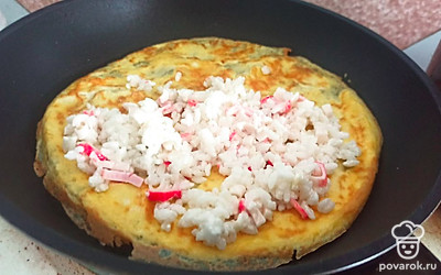 Выложите начинку и заверните в рулетик.