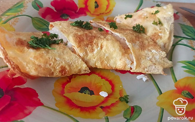 Подавайте порционно с зеленью петрушки.