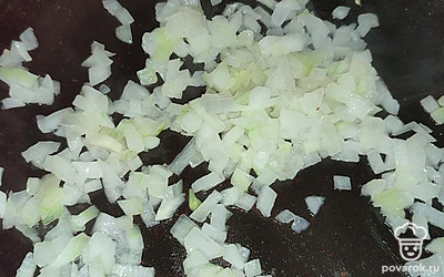 Лук обжарить на масле. 