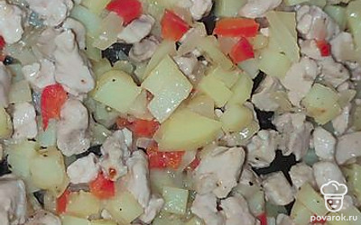 Мясо обжарить отдельно, соединить с овощами. 