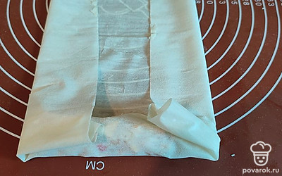 Добавить грибы, которые отдельно обжарили, и твёрдый сыр, порезанный кубиком. Посолить и поперчить. Начинку выложить на пласт теста, смазанного маслом. Завернуть рулетик. Сложить в форму для запекания. Сверху хорошо смазать маслом. Выпекать 35 минут до румяного цвета при 180 градусах. Сверху периодически смазывать маслом. 