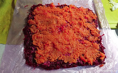 Отварную морковь натираем и выкладываем на свеклу. Приправляем майонезом.