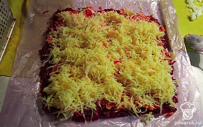 Отварную картошку натираем на терке и выкладываем на морковь, смазываем майонезом.