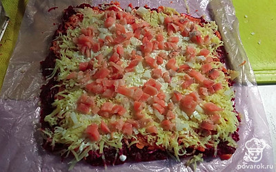 Нарезаем рыбу и смешиваем с мелко нарезанным луком. Все хорошо и плотно сворачиваем в рулет.