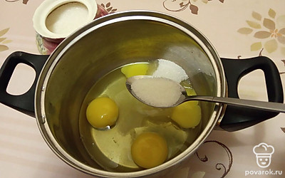 Яйца взбейте с сахаром, добавьте мед, сметану, перемешайте. Всыпьте соду и также тщательно перемешайте. 