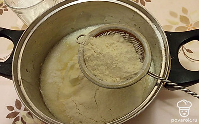 Далее постепенно введите муку. Ее необходимо предварительно просеять. 