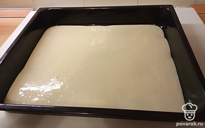 На лист 33 на 38 распределите бумагу для выпекания, смажьте маслом и выложите тесто. Выпекайте 20 минут при 180 градусах.