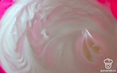 Взбиваем белки с сахаром и каплей лимонной кислоты.