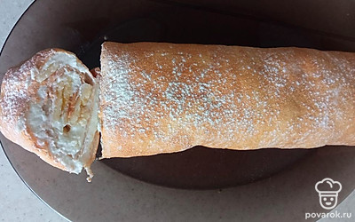 Рулет украшаем сахарной пудрой и подаем к чаю.