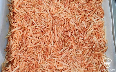 Яблоки помыть, протереть бумажным полотенцем и натереть на крупной терке. Спрыснуть соком лимона, добавить 1 столовую ложку сахара. Перемешать. Выложить на противень поверх пекарской бумаги. Нужен ровный слой. 