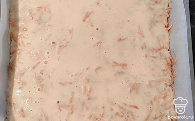 Яйца взбить со 120 граммами сахара и добавить ванильный сахар. В муку всыпать разрыхлитель. После этого смешать с яичной смесью. Все тщательно перемешать. Вылить тесто ровным слоем поверх яблок. Очень важно это сделать аккуратно, чтобы его не повредить. 